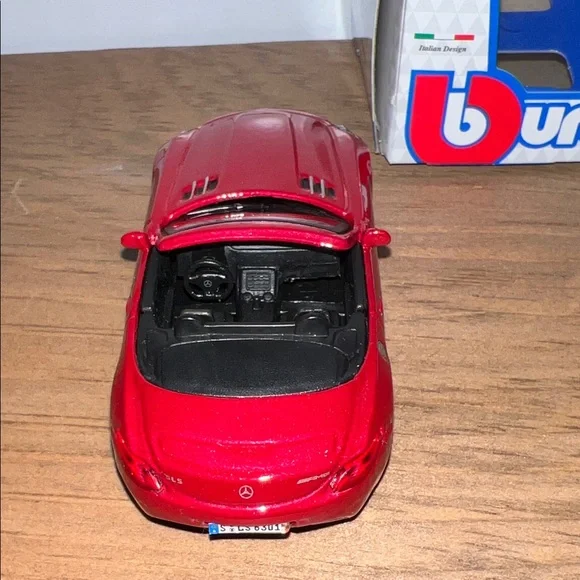 Bburago Street Fire 1/43 Red Mercedes Convertible Die-Cast Toy Car - Picture 6 of 13